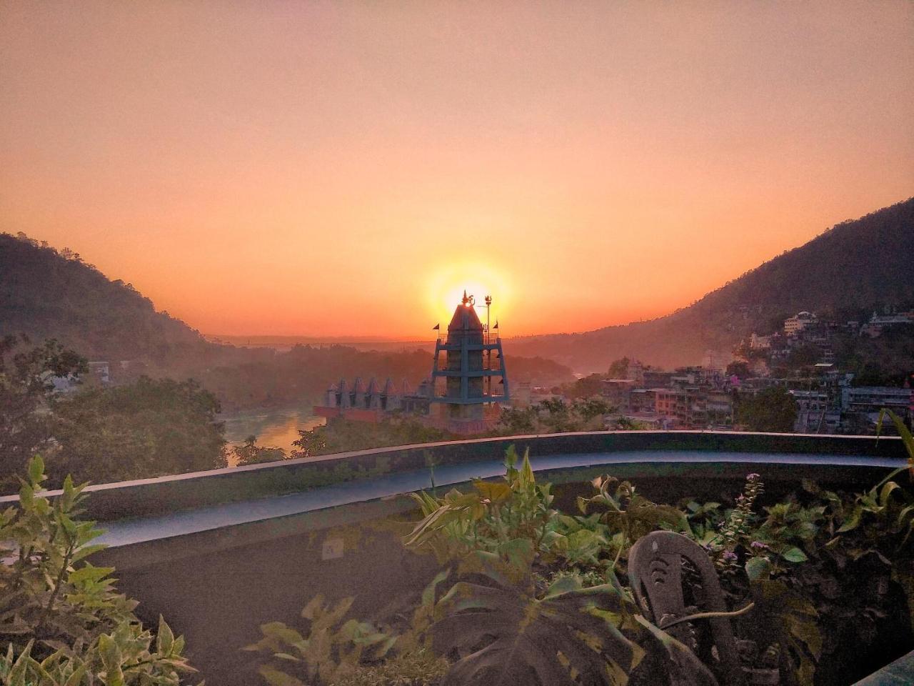 Bunkstay Coworking Hostel & Glamping Rishīkesh Exteriör bild